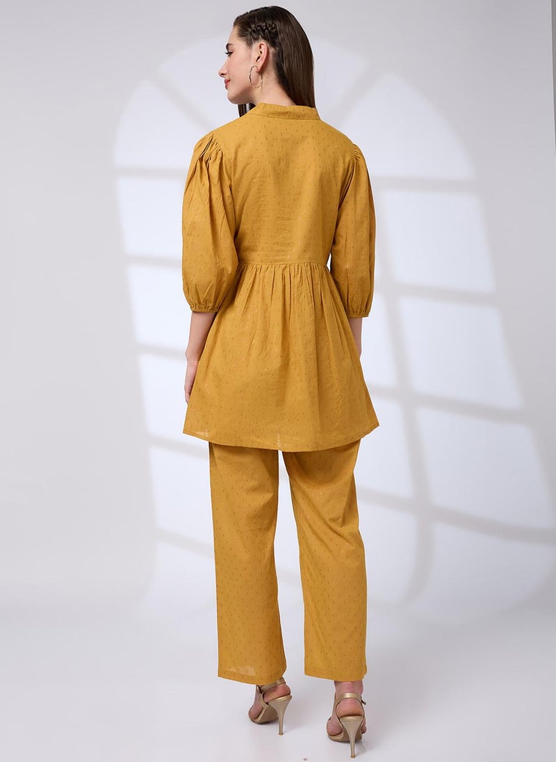 جلو باص طقم تونيك نسائي بياقة  وأكمام أسقفية وتفاصيل لامعة مع بنطال مستقيم للعمل - Image 4